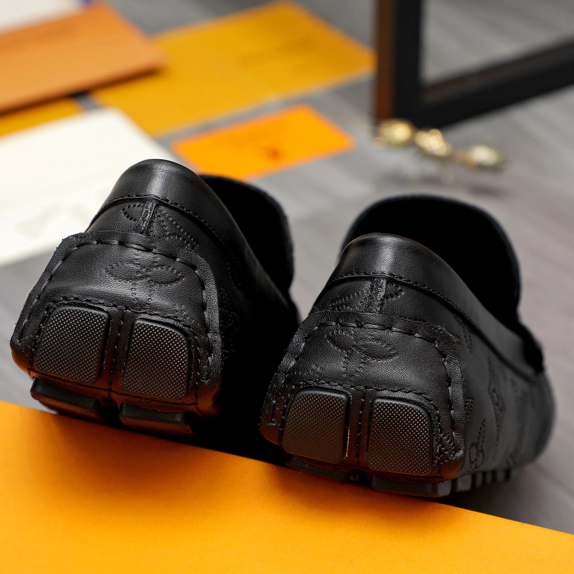 Men's shoes 💰400 Product trademark: LV "Louis Vuitton" casual slip-on shoes Regular size: 38-45 (45 is custom-made and non-returnable) Product materials: Selected cowhide embossed upper, pigskin lining, rubber outsole